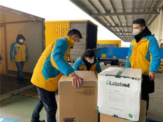 蘇寧捐贈的防疫物資正在裝車,準(zhǔn)備前往疫情中心武漢