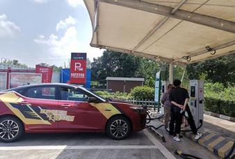 出行高峰期跑長(zhǎng)途　新能源汽車(chē)&ldquo;充電焦慮&rdquo;如何化解