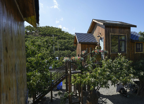 民宿走俏　&ldquo;照騙&rdquo;泛濫 民宿變&ldquo;民訴&rdquo;　原因?yàn)槟陌悖? /></a>
<p>民宿行業(yè)迎來(lái)接待熱潮，但也出現(xiàn)一些民宿商家借各種套路侵害消費(fèi)者權(quán)益的情況。</p>
<div   id=