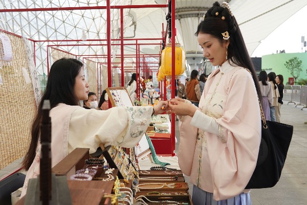 &ldquo;新中式&rdquo;服裝火到&ldquo;出圈&rdquo;，&ldquo;國潮&rdquo;如何變熱潮？